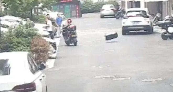 扬言“砸到人我负责”被采取刑事强制措施！CQ9电子网站6楼抛